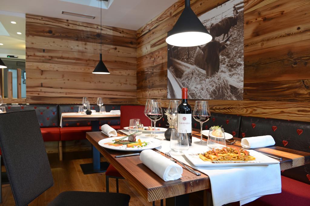Dolomeet Boutique Hotel Pinzolo Exteriör bild